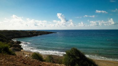 Kıbrıs adasındaki kıyı bölgesi. Doğa ve keşif kavramı. Kıbrıs Akdeniz 'de bir ülke ve adadır.