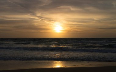 Golden Bay Malta 'da muhteşem bir gün batımı. Güneşli günün sonu.