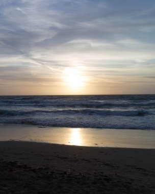 Golden Bay Malta 'da muhteşem bir gün batımı. Güneşli günün sonu.