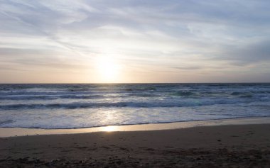 Golden Bay Malta 'da muhteşem bir gün batımı. Güneşli günün sonu.