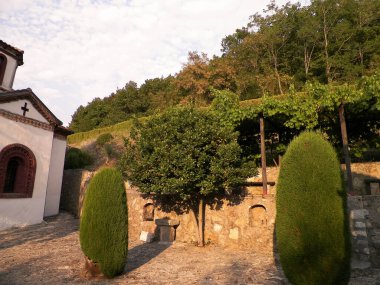 Makedonya 'nın Ochrid Gölü kıyısına yakın Aziz Athanasius Ortodoks Kilisesi. Din ve mimari kavramı.