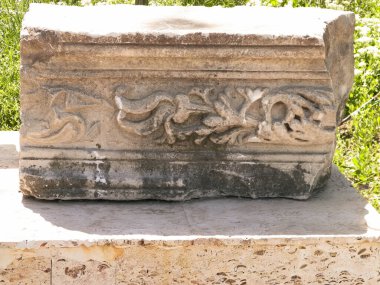 Romanya 'nın Köstence kentindeki parktaki antik kalıntılar. Tarih ve mimari kavramı.