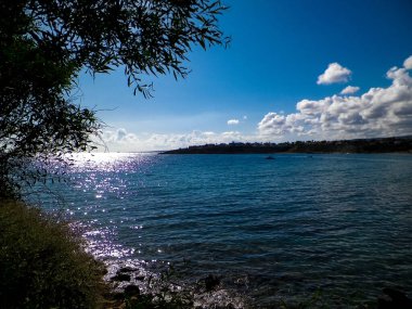 Kıbrıs adasındaki kıyı bölgesi. Doğa ve keşif kavramı. Kıbrıs Akdeniz 'de bir ülke ve adadır.