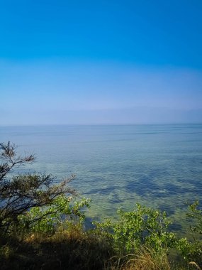 Baltık Denizi 'nin Güzelliği. Kristal su. Kuzey Polonya. Puck Bay 'de. Boşluğu mavi gökyüzünde kopyala.