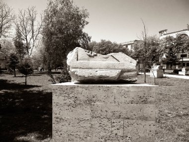 Romanya 'nın Köstence kentindeki parktaki antik kalıntılar. Tarih ve mimari kavramı.