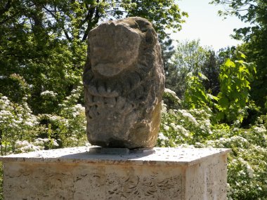 Romanya 'nın Köstence kentindeki parktaki antik kalıntılar. Tarih ve mimari kavramı.