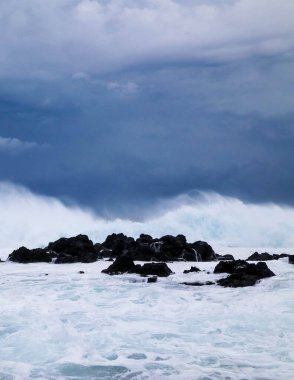 Dalgalar kayalara çarpıyor. Sao Miguel 'de rüzgarlı bir hava var, Azores. Piscinas Naturais Caneiros Doğal Parkı.