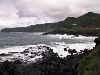 Piscinas Naturais Caneiros 'taki uçurumlar, doğanın güzelliği. Sao Miguel Adası, Azores.