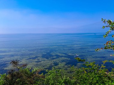 Pucka Körfezi 'nde SUP panosunda yüzüyordum. Polonya, Oslonino yakınlarında. SUPboard sporu Polonya 'da popüler bir spordur ve Pucka Koyu' nda bu etkinlik için harika koşullar vardır..