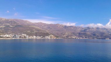 Baharda Budva 'da Adriyatik Denizi kıyısında. Karadağ bir Balkan ülkesi ve çok popüler bir turizm beldesi.