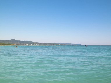 Sahil ve şeffaf, Tiren Denizi 'nin turkuaz suyu. Seyahat ve doğa kavramı. Güneşli bir yaz günü. Boşluğu kopyala.