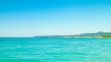 Sahil ve şeffaf, Tiren Denizi 'nin turkuaz suyu. Seyahat ve doğa kavramı. Güneşli bir yaz günü. Boşluğu kopyala.