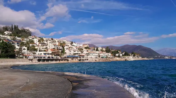 Baharda Budva 'da Adriyatik Denizi kıyısında. Karadağ bir Balkan ülkesi ve çok popüler bir turizm beldesi.