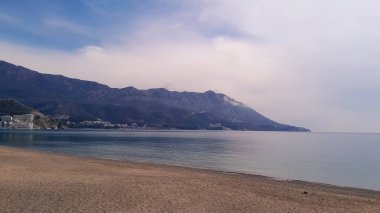 Karadağ 'ın Budva kıyısında ilkbaharda. Popüler turizm bölgesi. Adriyatik Denizi.