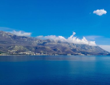 Baharda Budva 'da Adriyatik Denizi kıyısında. Karadağ bir Balkan ülkesi ve çok popüler bir turizm beldesi.