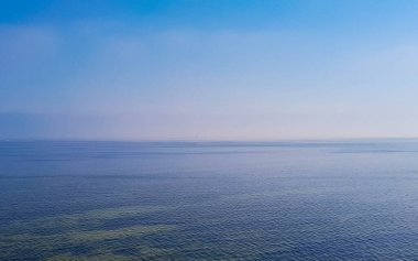 Pucka Körfezi 'nin deniz manzarası. Doğa arkaplan kopyalama alanı.