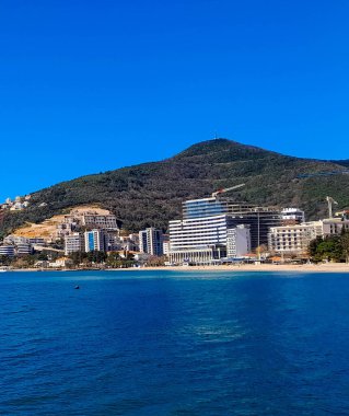 Karadağ 'ın Budva kıyısında ilkbaharda. Popüler turizm bölgesi. Adriyatik Denizi.