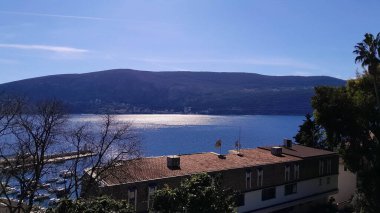 Karadağ 'daki Kotor Körfezi' nin manzarası. Popüler turistik yön.