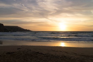 Golden Bay Malta 'da muhteşem bir gün batımı. Güneşli günün sonu.