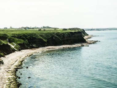 Karadeniz kıyılarındaki uçurumlar. Romanya 'nın Dobrogea bölgesinin Vama Veche kentindeki kayalıkların manzarası ve plajlar. Doğa ve seyahat kavramı.