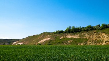 Maden bölgesindeki çakıl ocağı. Kuzey Polonya. Gökyüzündeki boşluğu kopyala. Doğal çevre keşfi kavramı.