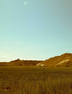 Maden bölgesindeki çakıl ocağı. Kuzey Polonya. Gökyüzündeki boşluğu kopyala. Doğal çevre keşfi konsepti. Sanatsal soyut filtre tonu.