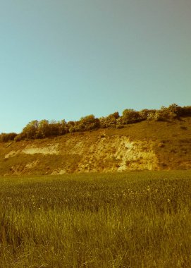 Maden bölgesindeki çakıl ocağı. Kuzey Polonya. Gökyüzündeki boşluğu kopyala. Doğal çevre keşfi konsepti. Sanatsal soyut filtre tonu.