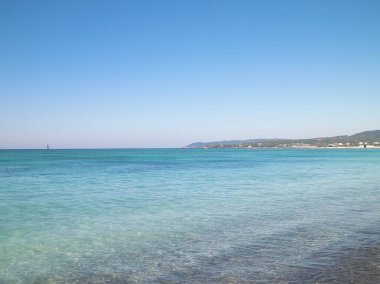 İtalya, Vada 'da sahil ve sahil. Şeffaf, turkuaz su ve beyaz kum. Seyahat ve doğa kavramı.