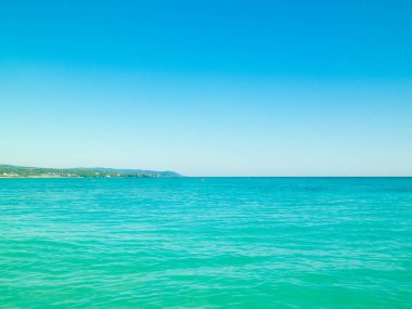 Sahil ve şeffaf, Tiren Denizi 'nin turkuaz suyu. Seyahat ve doğa kavramı. Güneşli bir yaz günü. Boşluğu kopyala.