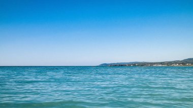 Sahil ve şeffaf, Tiren Denizi 'nin turkuaz suyu. Seyahat ve doğa kavramı. Güneşli bir yaz günü. Boşluğu kopyala.