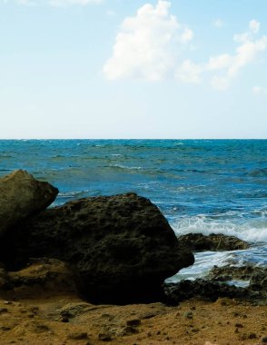 Akdeniz kıyısındaki kayalar. Kıbrıs Adası. Güneşli bir gün.