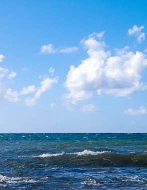 Deniz manzaralı, Akdeniz manzaralı. Boşluğu mavi gökyüzünde kopyala.