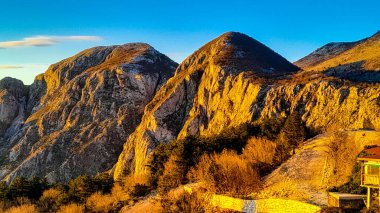 Lovcen dağı güneşli bir günde zirveye çıkar. Karadağ 'daki Boka Kotorska çevresinde Lovcen Dağları bulunuyor. Karadağ Balkanlar 'da popüler bir turizm beldesi.