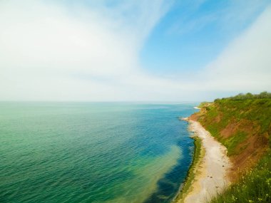 Karadeniz kıyılarındaki uçurumlar. Romanya 'nın Vama Veche kentinde kayalıkların manzarası ve plaj. Doğa ve seyahat kavramı.