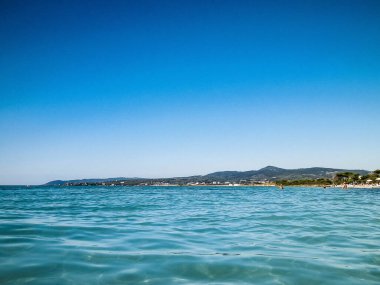 Vada, İtalya 'nın deniz ve kıyıları. Şeffaf, turkuaz su ve beyaz kum. Seyahat ve doğa kavramı.
