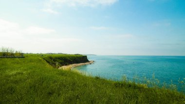 Karadeniz kıyılarındaki uçurumlar. Romanya 'nın Vama Veche kentinde kayalıkların manzarası ve plaj. Doğa ve seyahat kavramı.