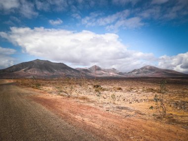 Çöl ve dağlar Lanzarote adasının tipik bir manzarasıdır. Kanarya Adaları takımadaları.