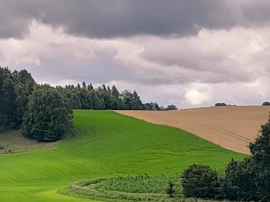 Fırtına geliyormuş. Kashubian çayırlarının üzerinde bulutlu bir gökyüzü. Saf doğa, Kuzey Polonya 'nın güzel manzarası. Pomeranya 'daki Kashyubia Bölgesi.