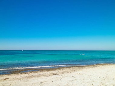 Vada 'daki kumsal, şeffaf, turkuaz su ve beyaz kum. Seyahat ve doğa kavramı.