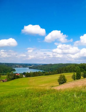Tepeler, çayırlar ve güzel Ostrzyckie Gölü, Kashubia, Polonya manzarası..