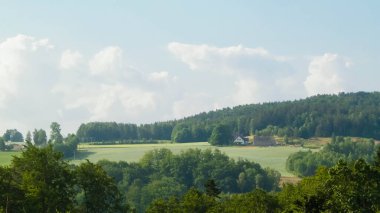 Wiezyca 'nın dağlık manzarası. Wiezyca, Polonya 'nın Kashubia bölgesinin dağlık pazarıdır..