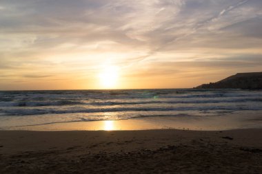 Golden Bay Malta 'da muhteşem bir gün batımı. Güneşli günün sonu.