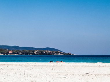 İtalya, Vada 'da sahil ve sahil. Şeffaf, turkuaz su ve beyaz kum. Seyahat ve doğa kavramı.