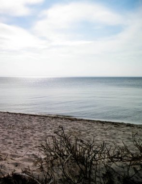 Hel Peninsula 'dan Baltık deniz kıyıları - Hel şehrine yakın plaj. Baltık Denizi ve Gdansk Körfezi 'nin güzel doğası. Seyahat ve doğa kavramı.