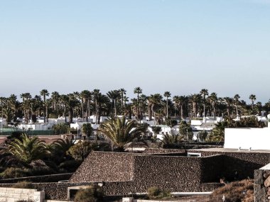 Playa Blanca 'nın manzarası, Lanzarote Kanarya Adaları. Turizm konsepti.