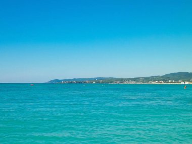 Sahil ve şeffaf, Tiren Denizi 'nin turkuaz suyu. Seyahat ve doğa kavramı. Güneşli bir yaz günü. Boşluğu kopyala.