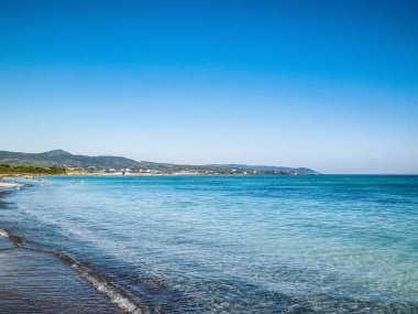 İtalya, Vada 'da sahil ve sahil. Şeffaf, turkuaz su ve beyaz kum. Seyahat ve doğa kavramı.