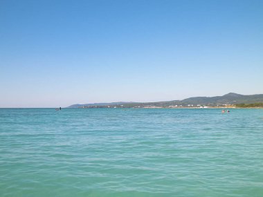 Sahil ve şeffaf, Tiren Denizi 'nin turkuaz suyu. Seyahat ve doğa kavramı. Güneşli bir yaz günü. Boşluğu kopyala.