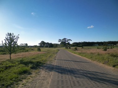 Kashubian köyünün açıklarında. Kashubia, güzel doğasıyla bilinen kuzey Polonya 'nın bir parçasıdır. Köy yolu, yaz mevsimi, güzel Polonya ortamı.