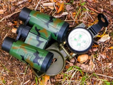 Dürbün pusulayı yere yakın tut. Seyahat kavramı.